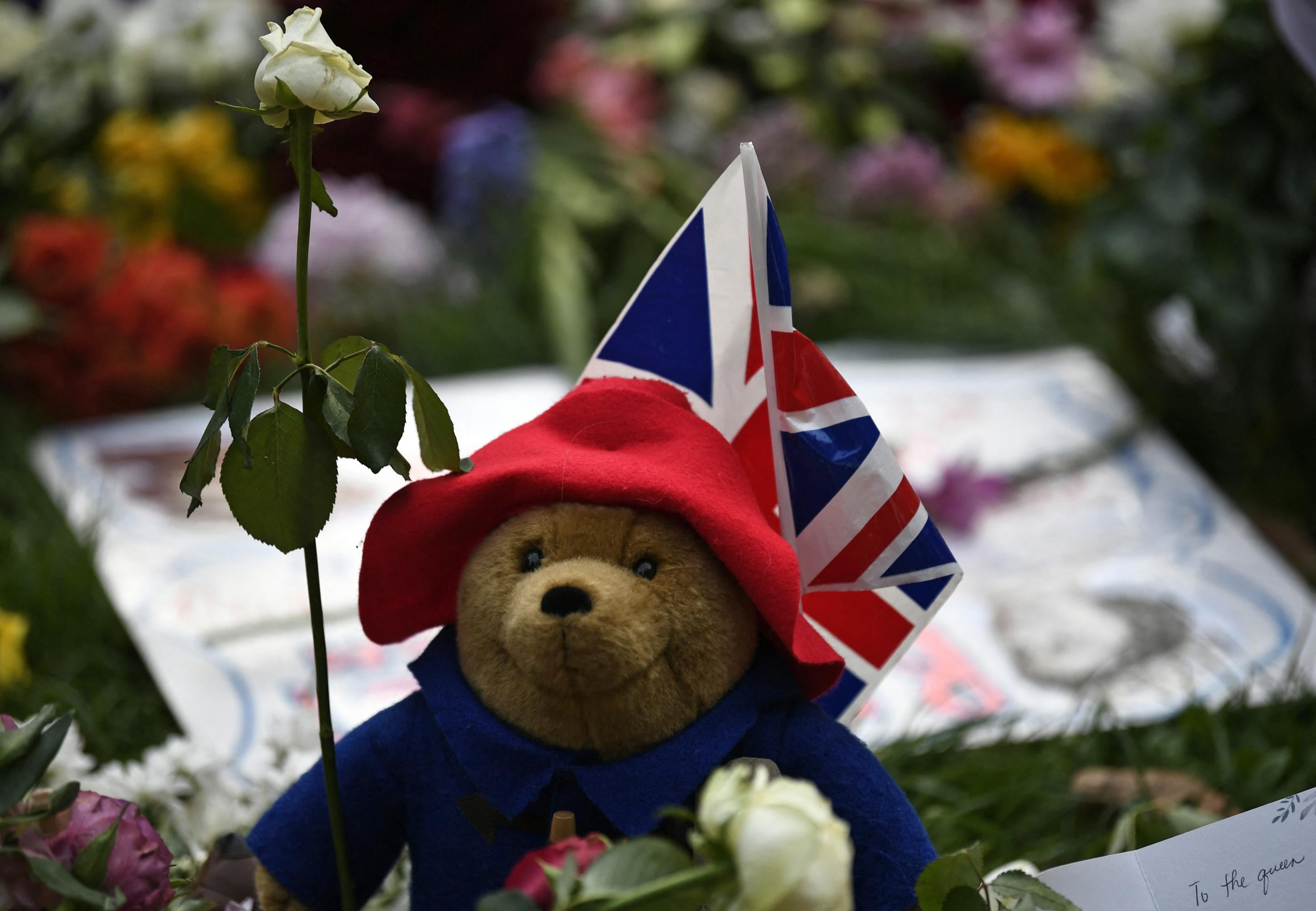 Un oso de peluche Paddington se muestra con tributos florales en Green Park, cerca del Palacio de Buckingham, en Londres, el 11 de septiembre de 2022.