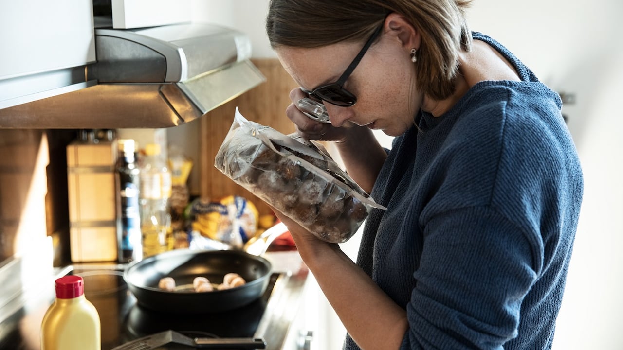 La deficiencia de vitamina A puede causar pérdida de visión o ceguera nocturna.
