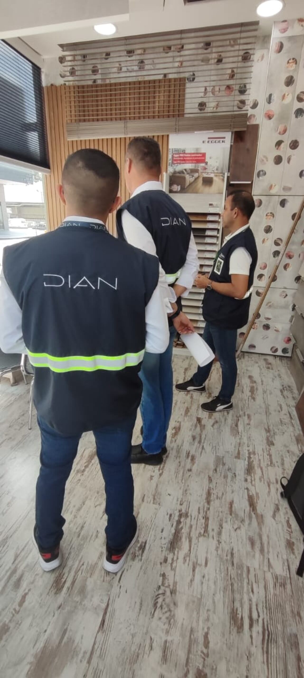 La Dian realiza operativos para confirmar que los establecimientos hagan la facturación electrónica. Foto: Dian