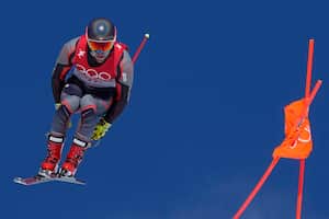 Aleksander Aamodt Kilde de Noruega hace un salto durante el entrenamiento de descenso masculino en los Juegos Olímpicos de Invierno de 2022, el viernes 4 de febrero de 2022, en el distrito de Yanqing de Beijing. Foto AP/Robert F. Bukaty