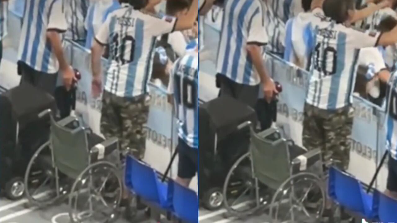 Un hincha de Argentina en silla de ruedas se levanta para alentar a su equipo. Muchos se preguntan si en verdad tenía alguna discapacidad.