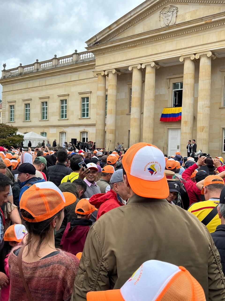 El colectivo se identifica en las movilizaciones con elementos color naranja