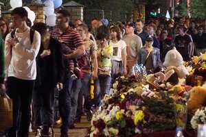 La gente camina para depositar flores cerca de una escuela después de un tiroteo el martes en Kazán, Rusia, el miércoles 12 de mayo de 2021. Las autoridades rusas dicen que un hombre armado atacó una escuela en la ciudad de Kazán y las autoridades rusas dicen que varias personas murieron. Las autoridades dijeron que entre los muertos en el tiroteo del martes se encuentran estudiantes, un maestro y un trabajador de la escuela. Las autoridades también dicen que más de 20 personas han sido hospitalizadas con heridas. (Foto AP / Dmitri Lovetsky)