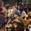 La gente camina para depositar flores cerca de una escuela después de un tiroteo el martes en Kazán, Rusia, el miércoles 12 de mayo de 2021. Las autoridades rusas dicen que un hombre armado atacó una escuela en la ciudad de Kazán y las autoridades rusas dicen que varias personas murieron. Las autoridades dijeron que entre los muertos en el tiroteo del martes se encuentran estudiantes, un maestro y un trabajador de la escuela. Las autoridades también dicen que más de 20 personas han sido hospitalizadas con heridas. (Foto AP / Dmitri Lovetsky)