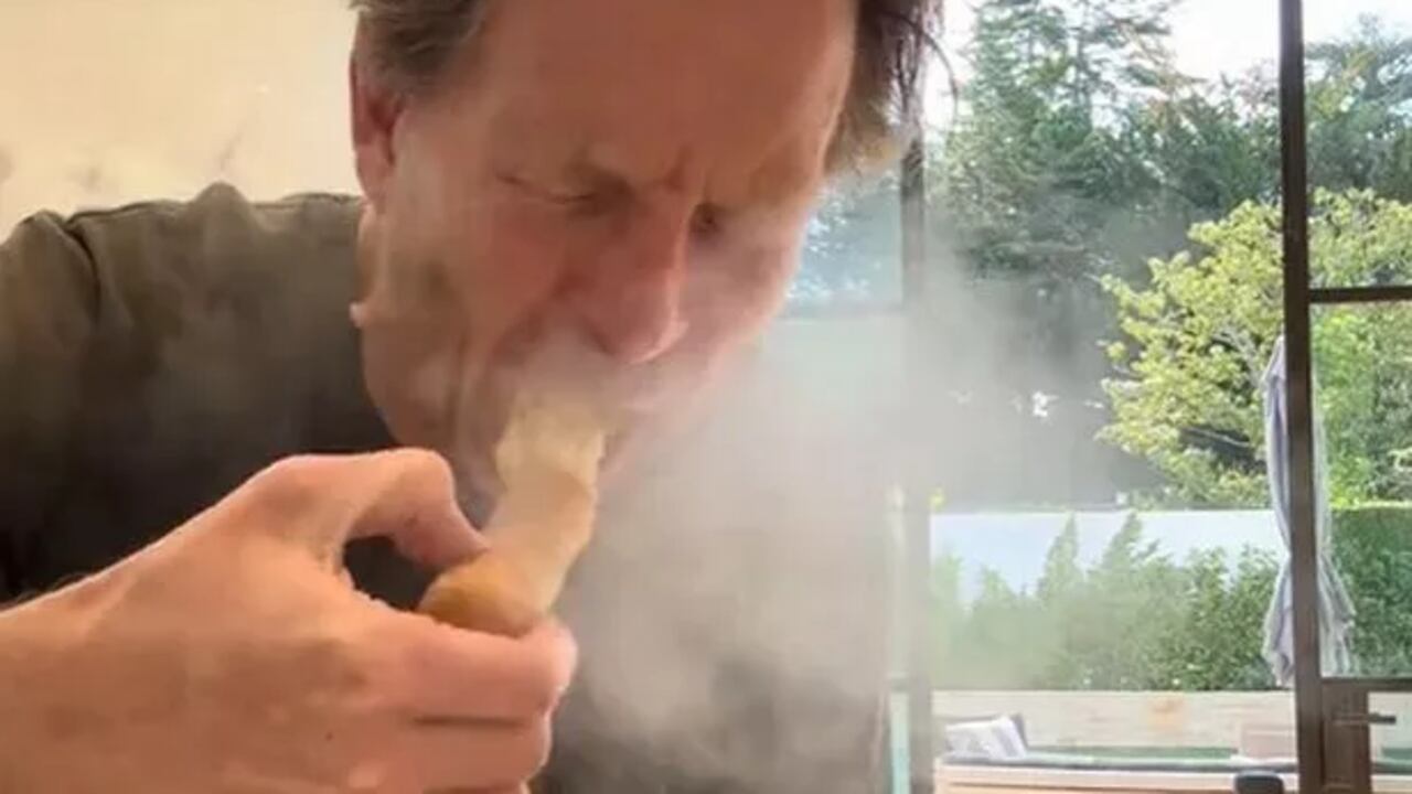 El hombre mordió un churro que explotó en su cara.