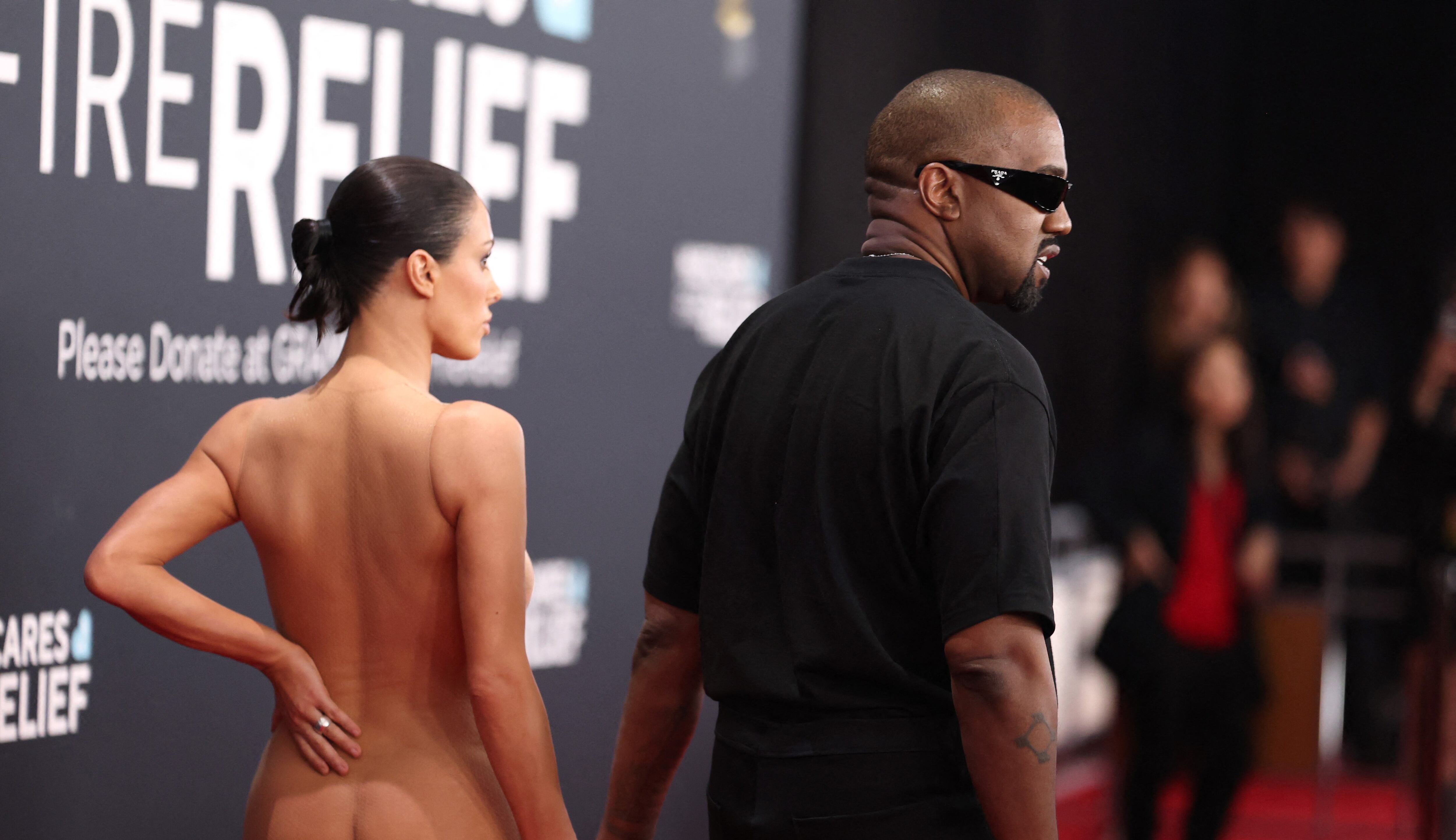 LOS ÁNGELES, CALIFORNIA - 2 DE FEBRERO: (NOTA DEL EDITOR: La imagen contiene desnudos). Kanye West (R) y Bianca Censori asisten a la 67ª Entrega Anual de los GRAMMY el 2 de febrero de 2025 en Los Ángeles, California.