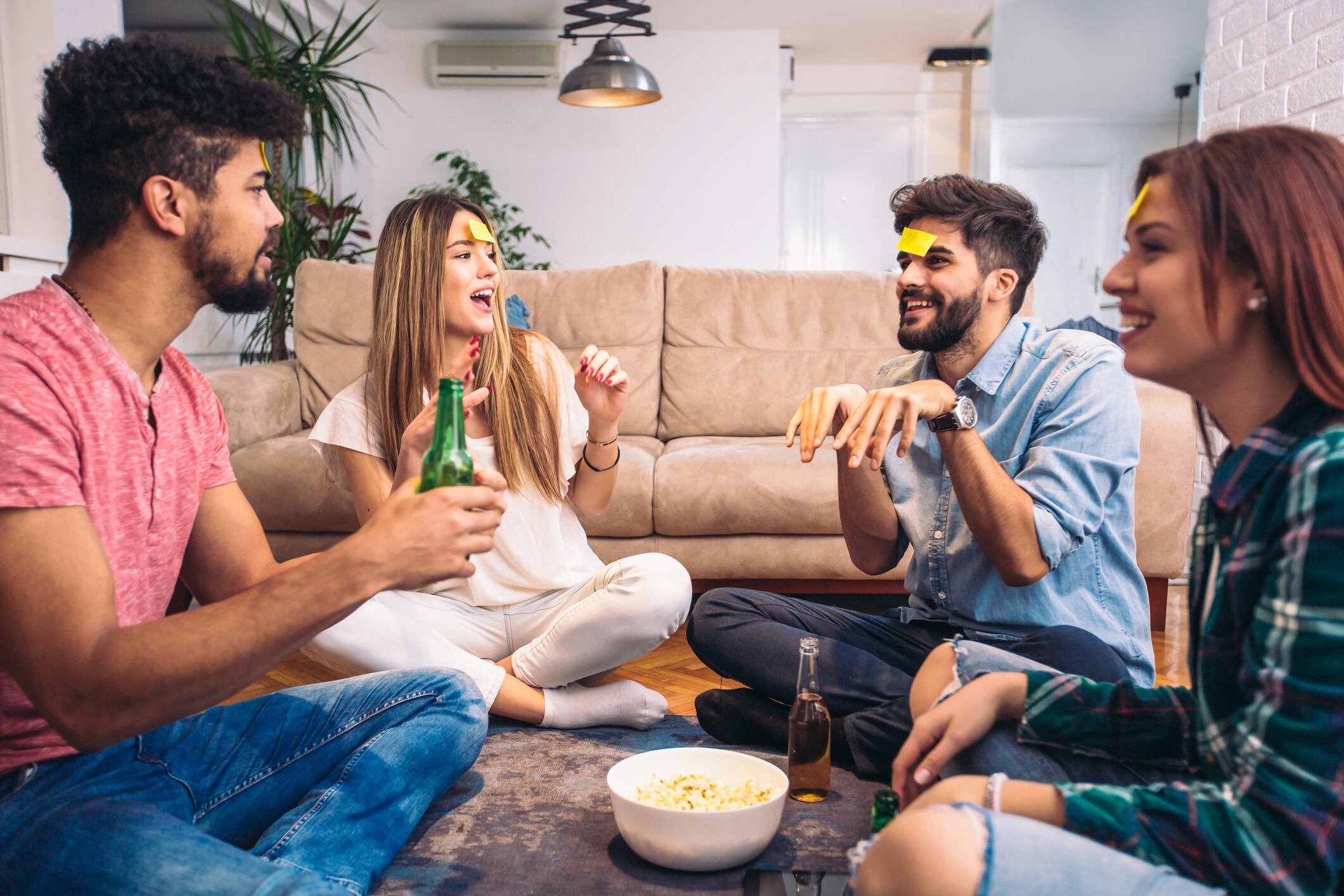 La dinámica del tarro de preguntas incómodas añade un elemento de sorpresa y emoción a las reuniones entre amigos, ya que cada respuesta revela una nueva faceta de la personalidad de los participantes.