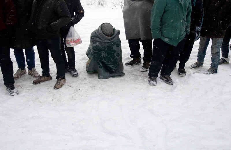  Un grupo de migrantes hace cola cerca de una bodega abandonada en Belgrado, la capital de Serbia. Foto: Darko Vojinovic 