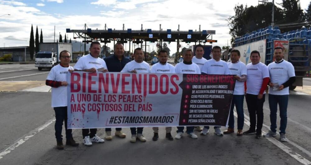 Concejales de Funza haciendo un plantón en el peaje La Tebaida.