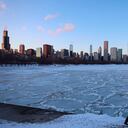 Una pareja camina por la costa helada del lago Michigan un día después de que una tormenta invernal que duró un fin de semana arrojó alrededor de un pie de nieve en el área. Foto: AP / Shafkat Anowar.