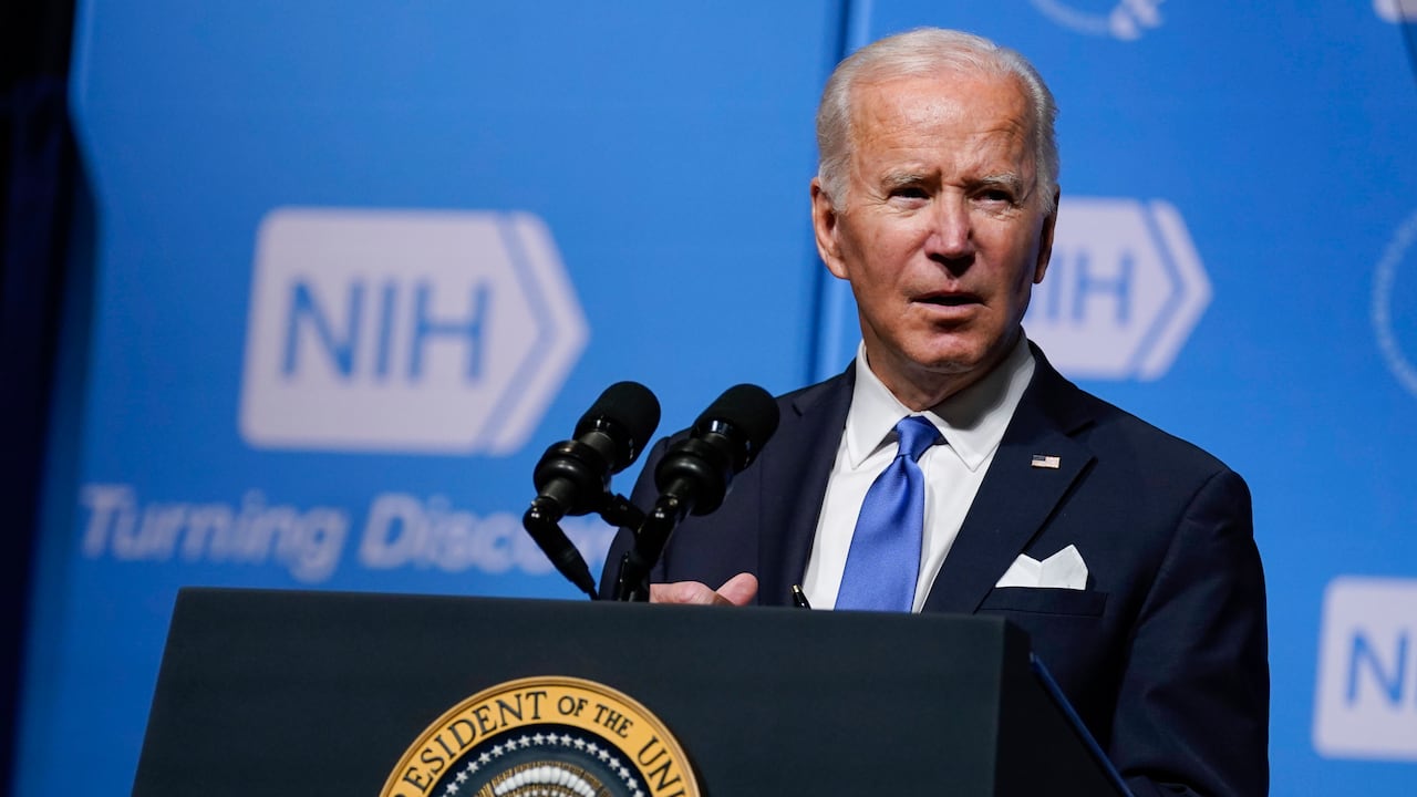 Biden dijo a los periodistas en la Casa Blanca que creía que el proyecto de ley, pieza central de su agenda nacional, podría resucitar. (AP Photo/Evan Vucci)