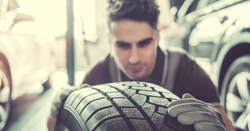 La llanta de repuesto se debe cargar en el carro siempre, en caso de cualquier imprevisto. (iStock)