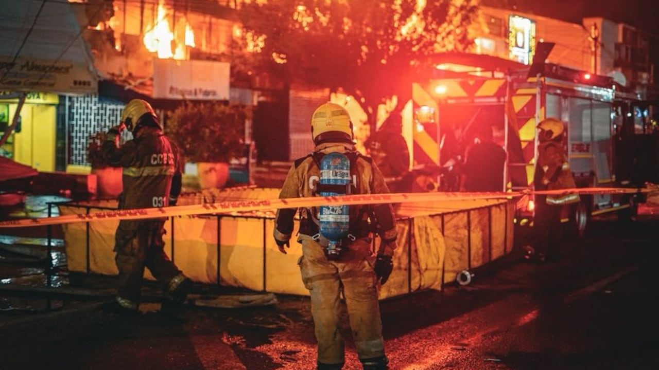 El incendio causo múltiples daños en comercios de la zona.
