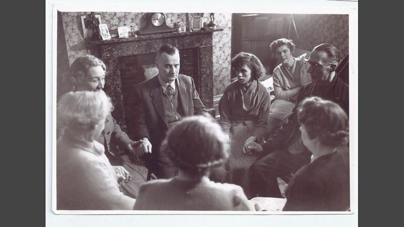 Hubo exorcismos: aquí el médium Harry Hank con Shirley y su padre Wally a la derecha.