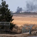 Una puerta rota al kibutz de Kfar Aza por donde supuestamente entraron militantes palestinos desde Gaza Stirp se muestra en el sur de Israel.