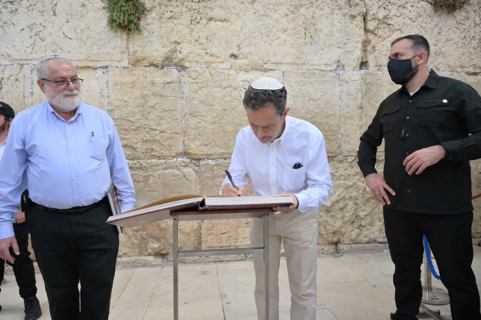 Omar Bula recorrió uno de los lugares más sagrados del judaísmo durante su agenda oficial en Israel. La visita se produjo dos días después de la inauguración de la Embajada de Colombia en Jerusalén, en medio del restablecimiento de las relaciones diplomáticas entre ambos países.