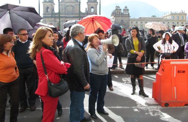 El fuerte sol de la mañana no fue motivo para que los manifestantes se retiraran antes de dialogar con los delegados de la administración distrital. con sombrillas y periódicos se cubrían mientras protestaban.