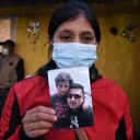 Lucrecia Alba Xaminez, de 28 años, muestra una foto de su esposo Celso Escu Pacheco, quien sobrevivió al accidente de tránsito en México (Photo by Orlando ESTRADA / AFP).