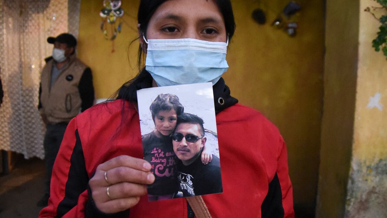 Lucrecia Alba Xaminez, de 28 años, muestra una foto de su esposo Celso Escu Pacheco, quien sobrevivió al accidente de tránsito en México (Photo by Orlando ESTRADA / AFP).