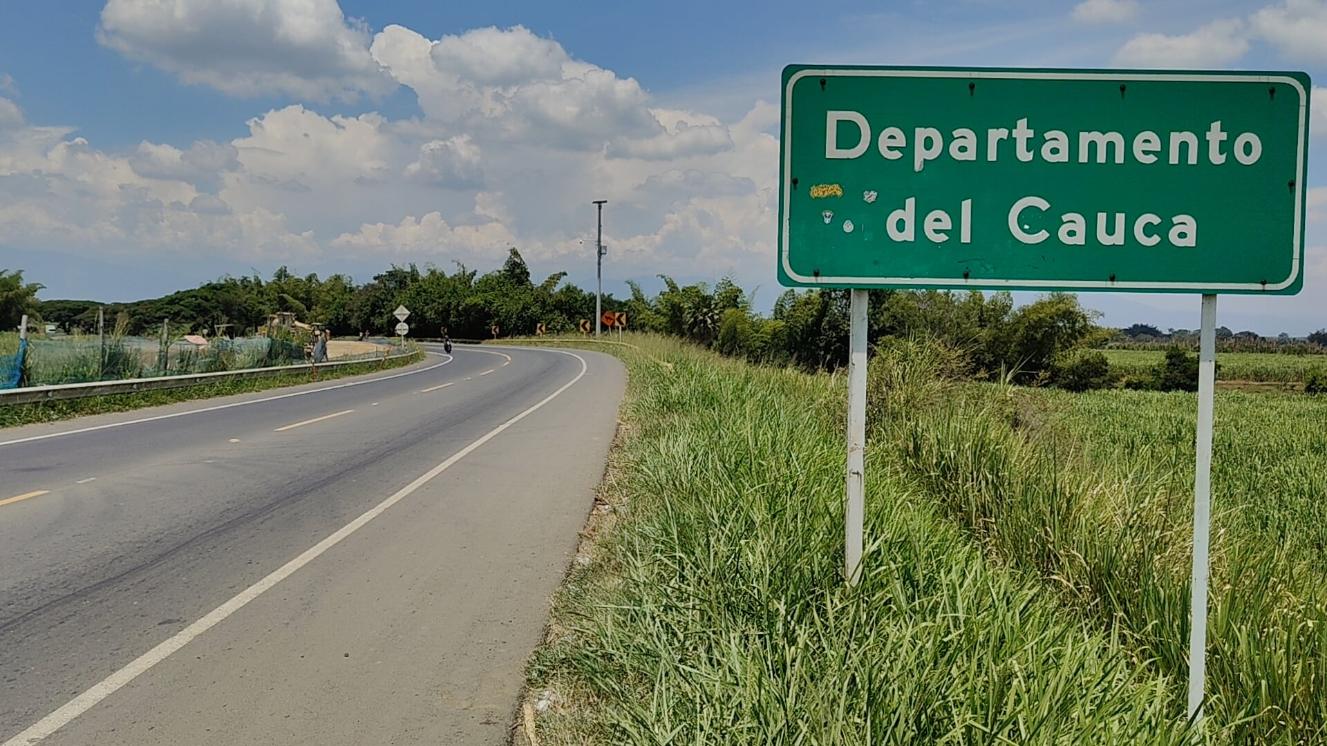 Cauca: Panorama desolador en la vía Panamericana  Jamundí-Popayán luego del atentado terrorista en Cajibio que dejó hasta el momento 14 muertos. José L Guzmán