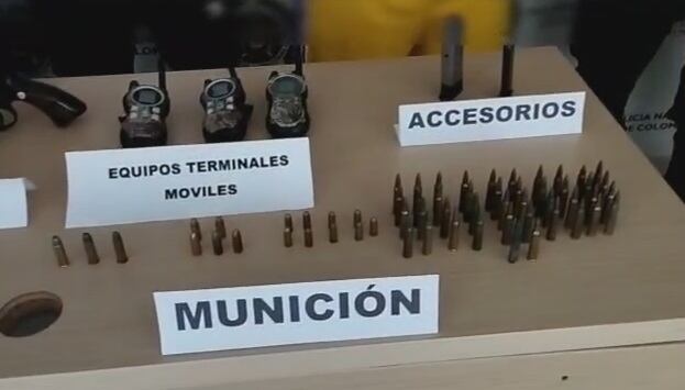 Les hallaron pistolas, revólver, cartuchos para pistola y fusil, radios de comunicación y celulares.