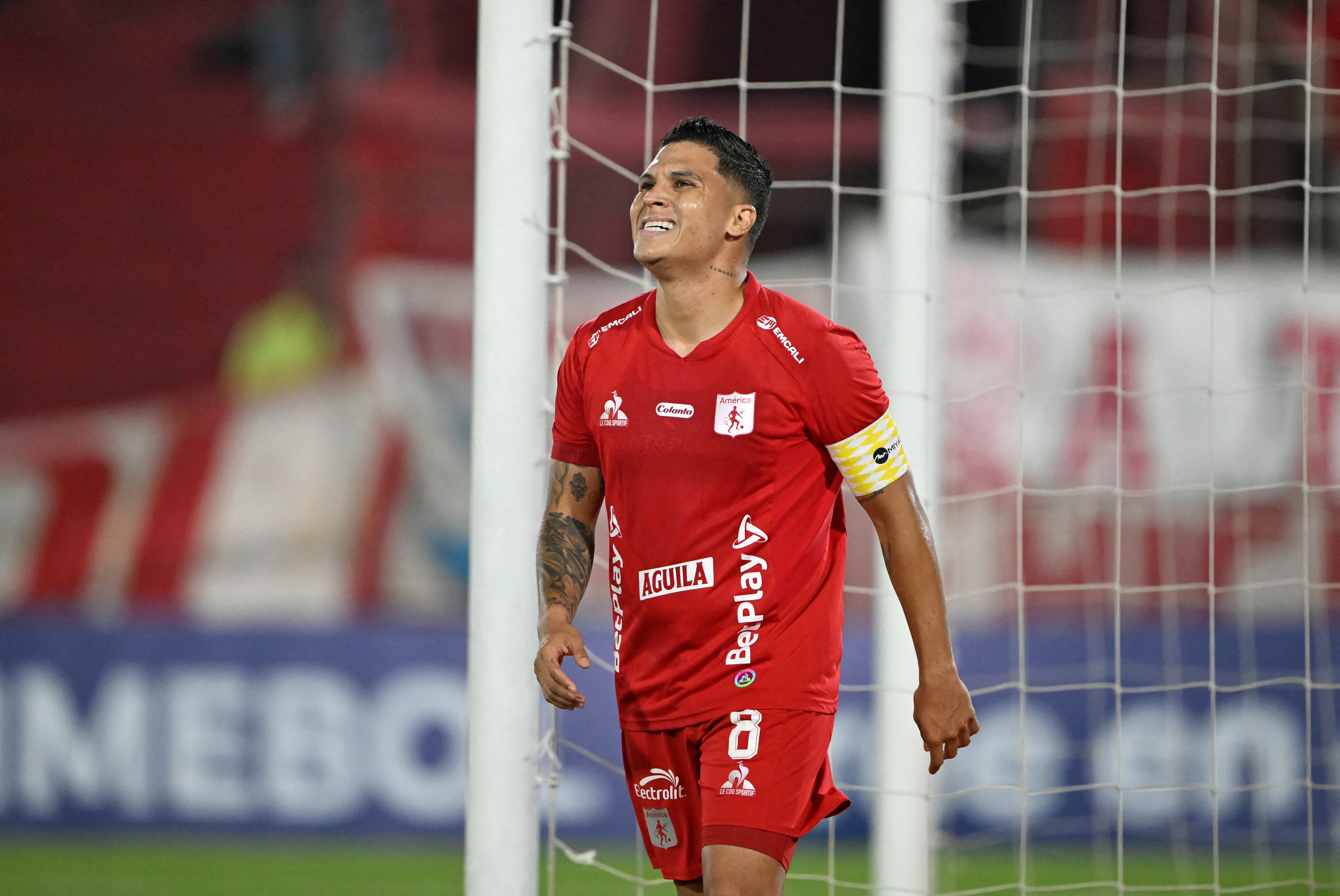 America de Cali's midfielder #08 Juan Fernando Quintero reacts after missing a chance to score during the Copa Sudamericana group stage football match between Argentina's Huracan and Colombia's America de Cali, at the Tomas A. Duco stadium in Buenos Aires, on April 23, 2025. (Photo by Luis ROBAYO / AFP)