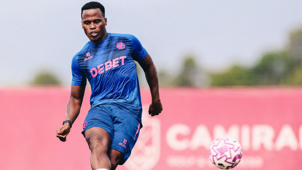 Jhon Arias en su primer entrenamiento con Wolves