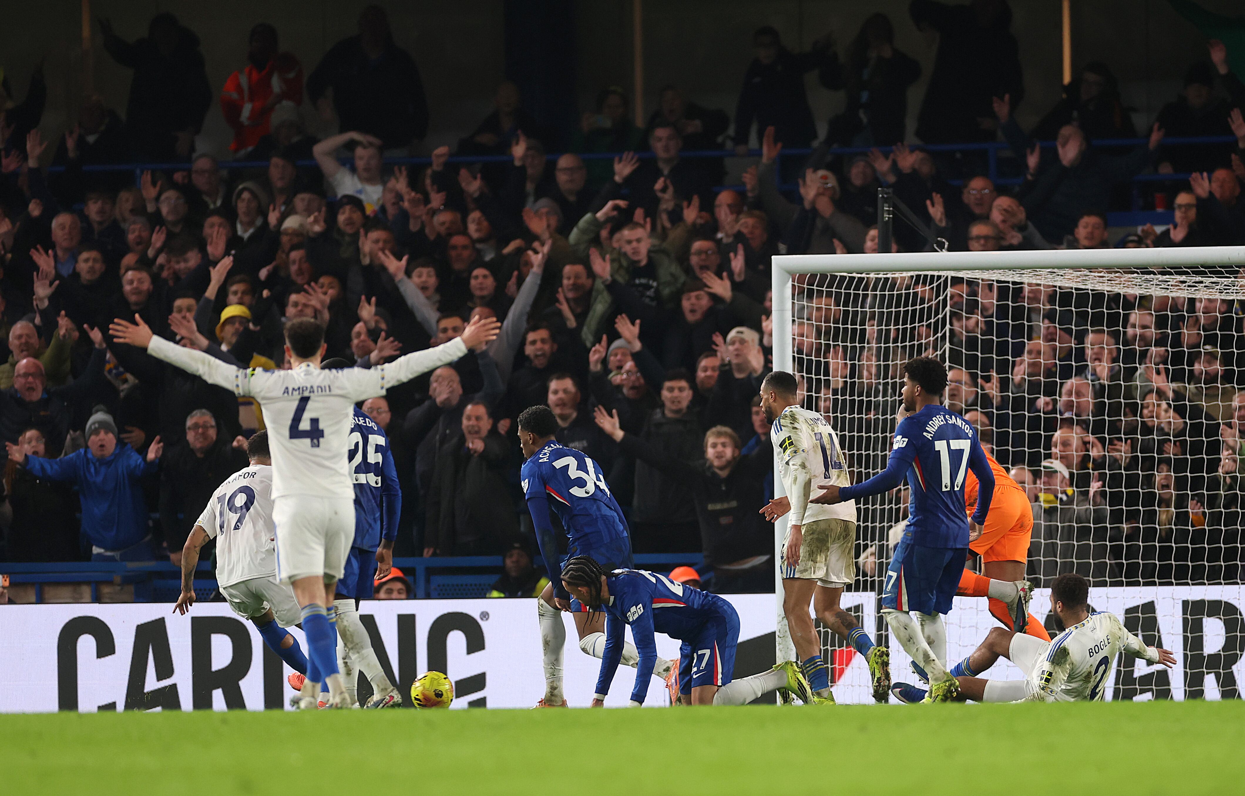Noah Okafor del Leeds le amargó la noche al Chelsea.