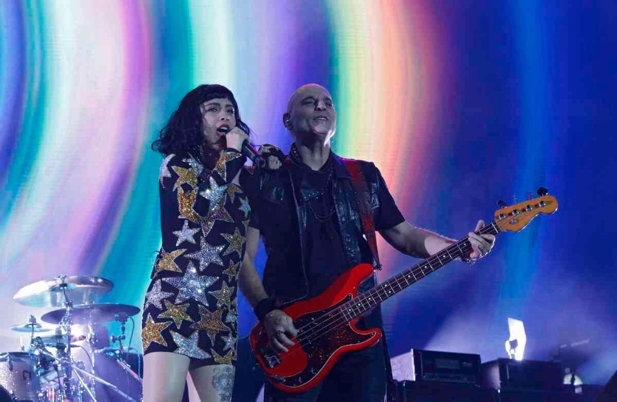 La chilena Mon Laferte subió cargada de energía para interpretar "Un millón de años luz". Foto: Guillermo Torres Reina.