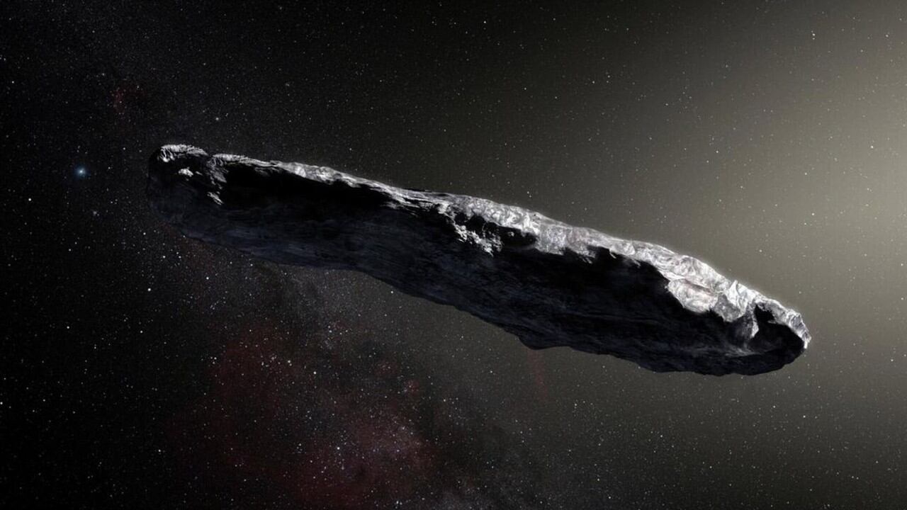 El astrofísico Avi Loeb propuso controversialmente que 'Oumuamua' podría ser tecnología alienígena debido a sus inusuales propiedades físicas y su trayectoria.