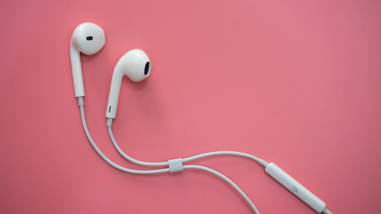 Audífonos con cable.