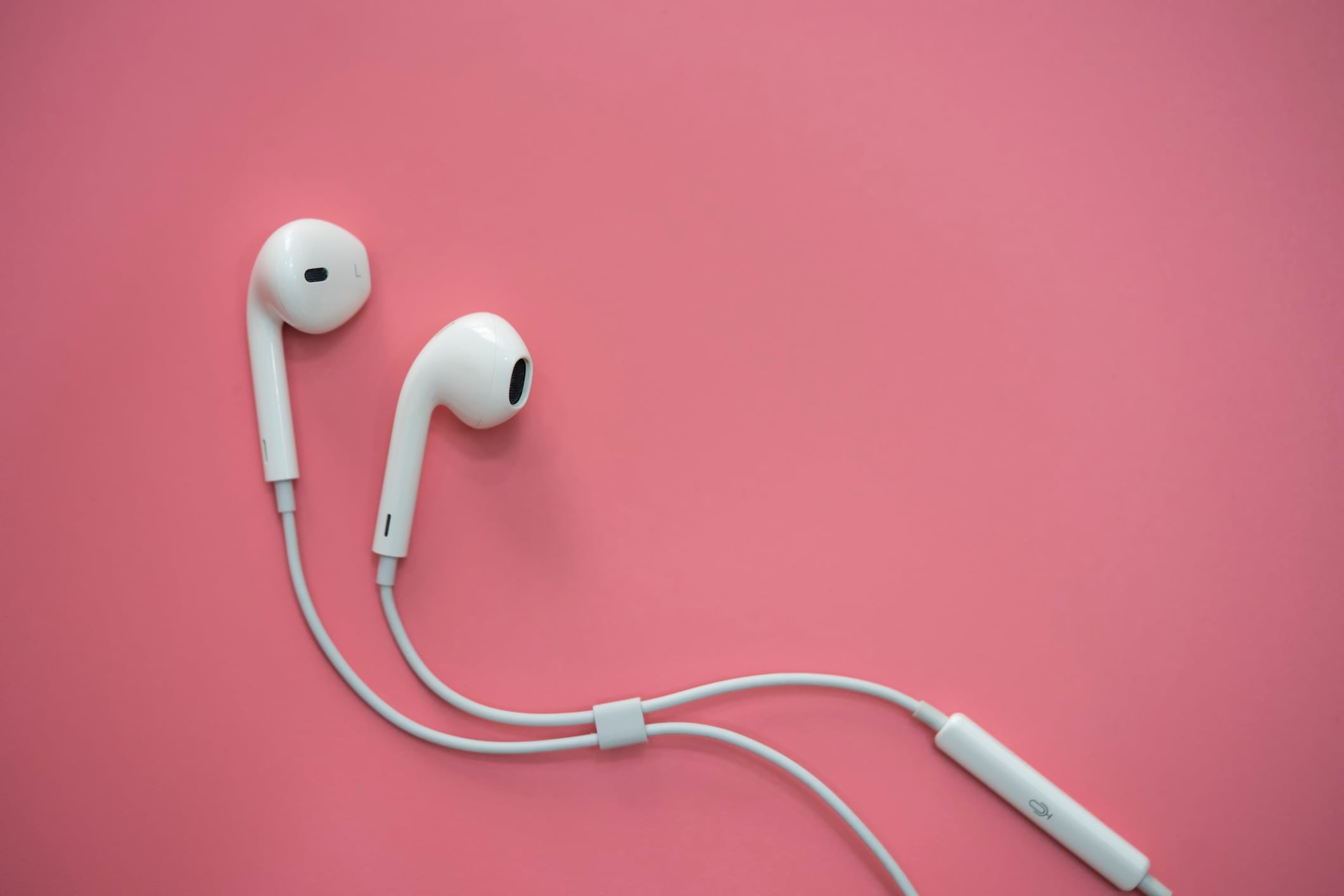 Audífonos con cable.