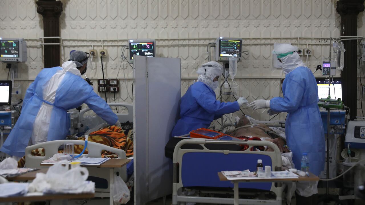 Singapur cobrará el tratamiento a pacientes de coronavirus que no se quieran vacunar. (AP Photo/Ghaith Alsayed)