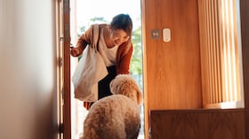 persona despidiéndose de su perro.