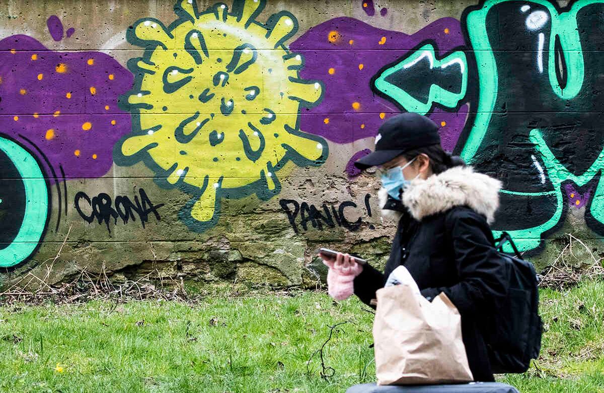 Otra ilustración mural del coronavirus en Edimburgo, Escocia, el 21 de marzo. En algunas personas, el coronavirus causa síntomas leves o moderados, pero en otras puede llevar a enfermedad grave. Foto: Jane Barlow/PA vía AP