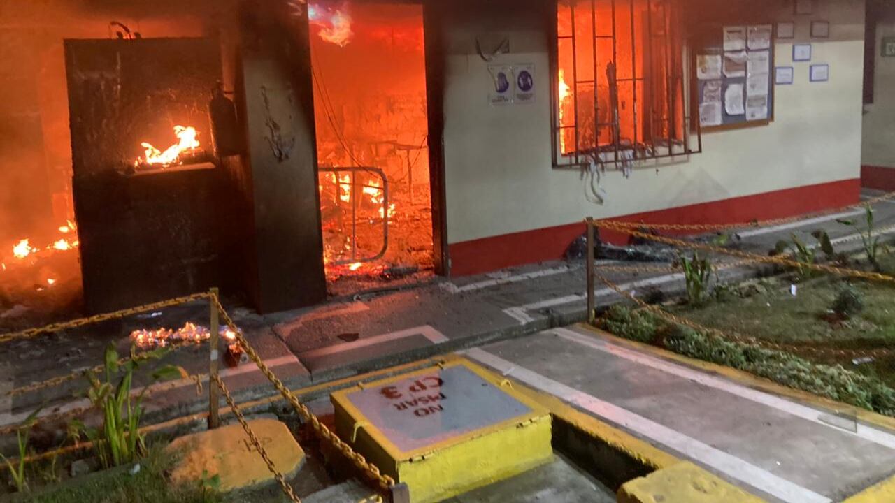 Peaje incinerado en la vía que de Medellín conduce a Yarumal.