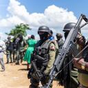 Un grupo de agentes de la Brigada de Seguridad de Áreas Protegidas (BSAP) monitorea el lado haitiano de la frontera y las obras de construcción del canal en la comuna de Ouanaminthe, Haití, el 20 de septiembre de 2023.