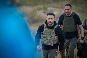 el presidente de Ucrania, Volodymyr Zelensky (izquierda), flanqueado por el jefe de la oficina del presidente de Ucrania, Andriy Yermak (derecha), llega a la Isla de las Serpientes (Isla Zmiinyi), en la región de Odesa.