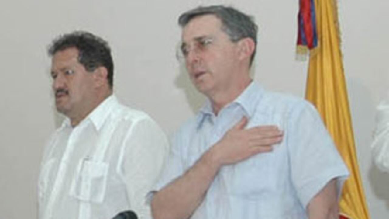 El presidente Uribe, el ministro de Defensa, Juan Manuel Santos; y el gobernador del Valle, Angelino Garzón; durante la reunión de este jueves en el puerto de Buenaventura.