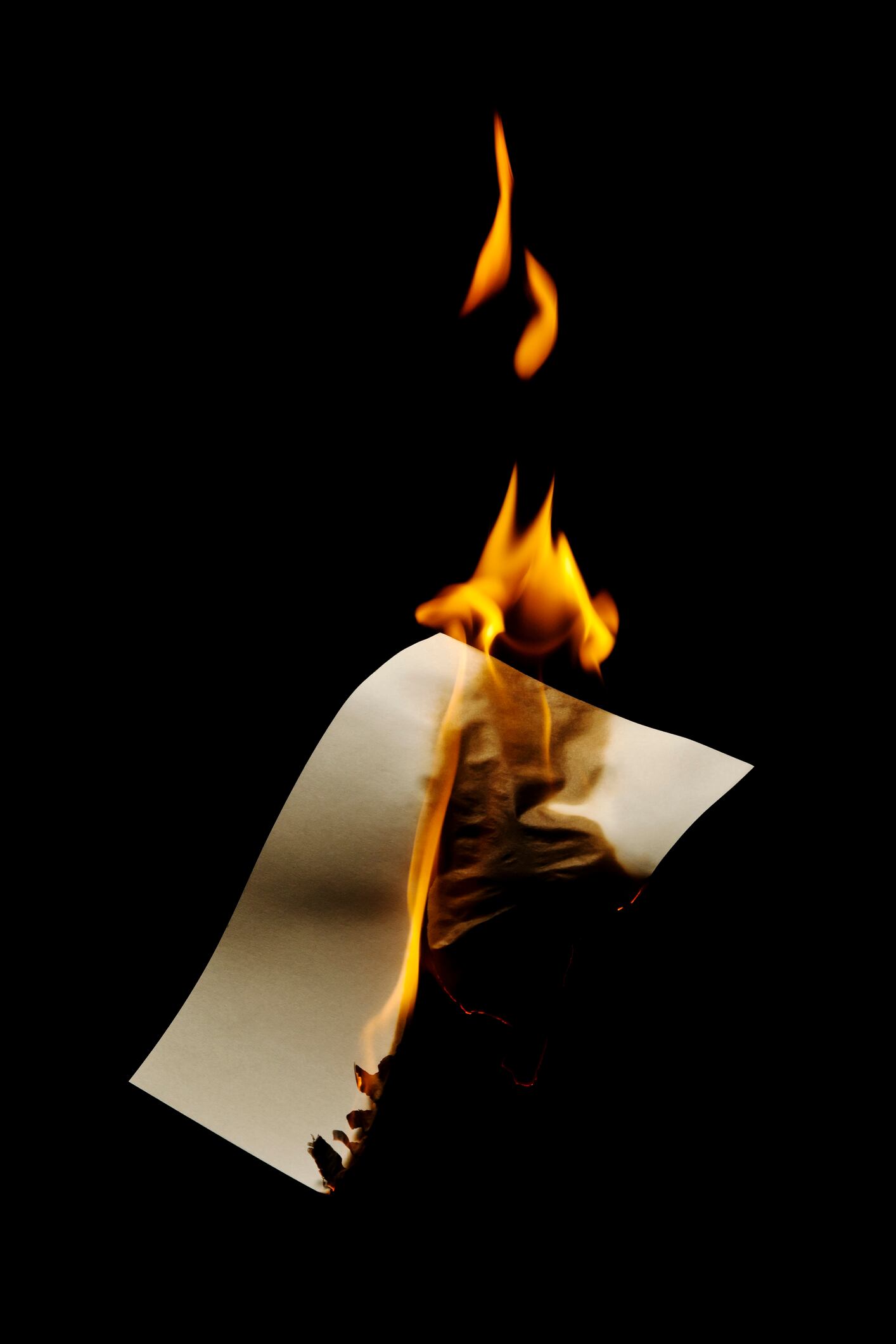 Descubra una práctica curiosa que involucra escribir el nombre de alguien en un papel