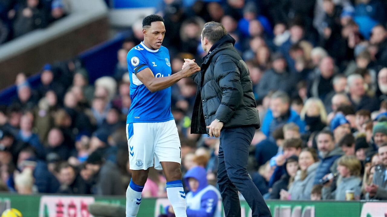 El goleador del Everton, Yerry Mina, a la izquierda, y el entrenador en jefe del Everton, Frank Lampard, a la derecha, se dan la mano durante el partido de fútbol de la Premier League entre el FC Everton y el Wolverhampton Wanderers en Goodison Park en Liverpool, Inglaterra, el lunes 2 de diciembre de 2019. 26 de enero de 2022. (Foto AP/Jon Super)