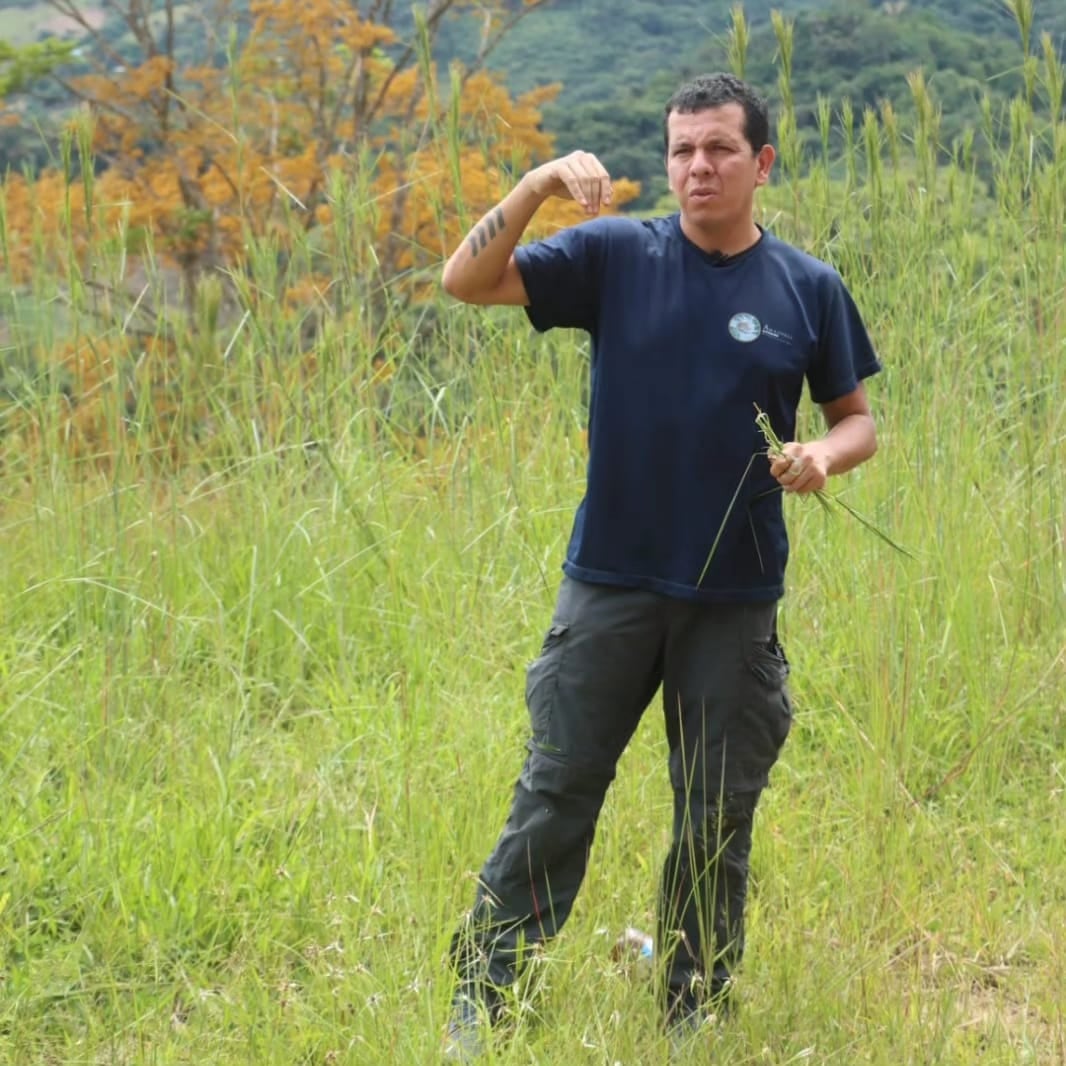 COLOMBIA ES UN PAÍS TAN DIverso que puede experimentar sequías e inundaciones en su territorio al mismo tiempo. En Bogotá ya se impuso un racionamiento de agua a sus habitantes por los bajísimos niveles en los que hoy están los embalses que abastecen del líquido a la capital, mientras que en el Pacífico ríos como el Baudó, en el Chocó, se desbordan y arrasan cultivos y viviendas por igual.