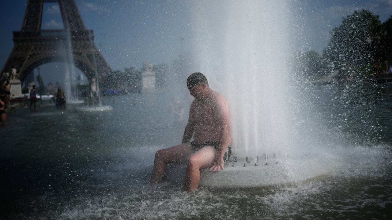 Las altas temperaturas han llevado a miles de personas a buscar alivio en ríos y lagos.