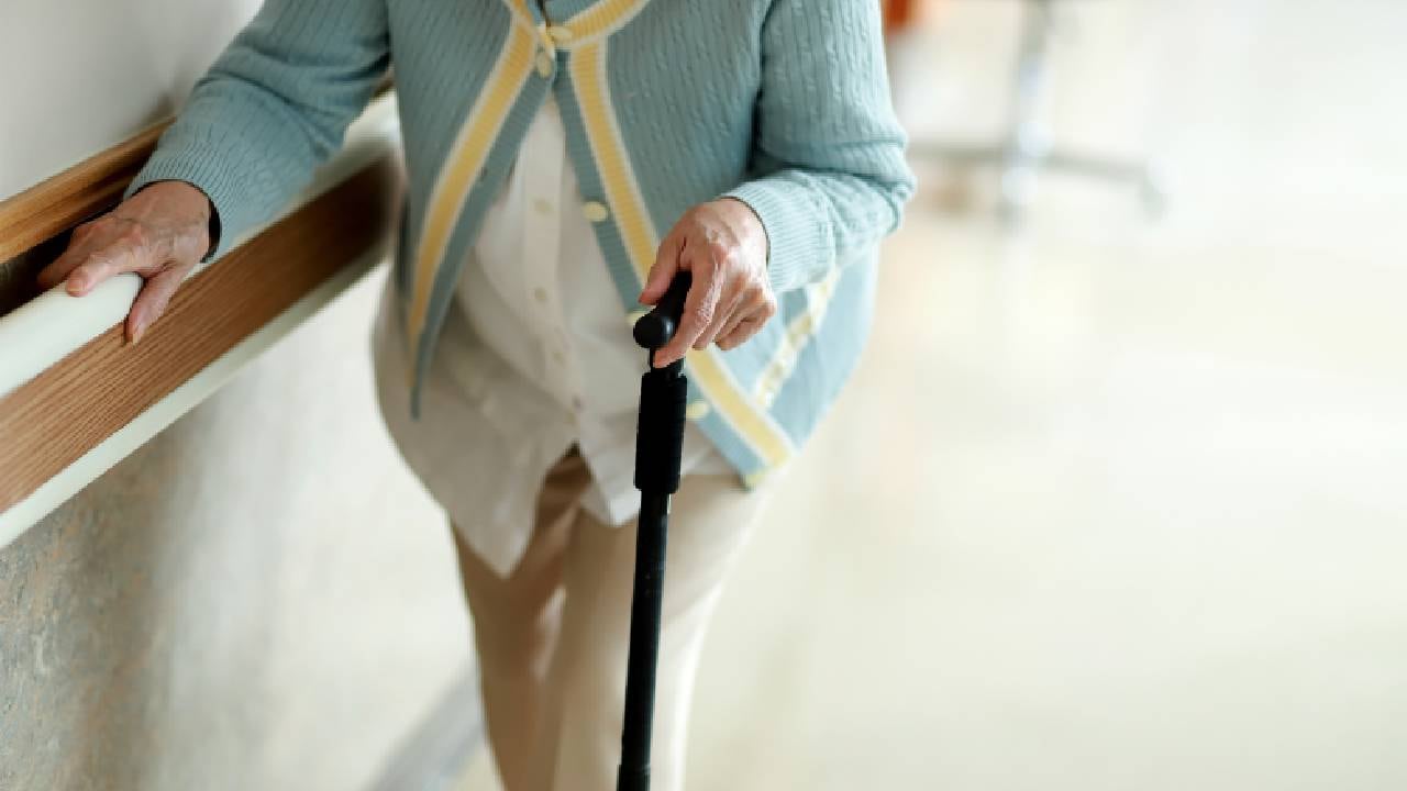 Audiencia sobre cuidado de adulta mayor se llevó a cabo en su residencia (imagen de referencia).