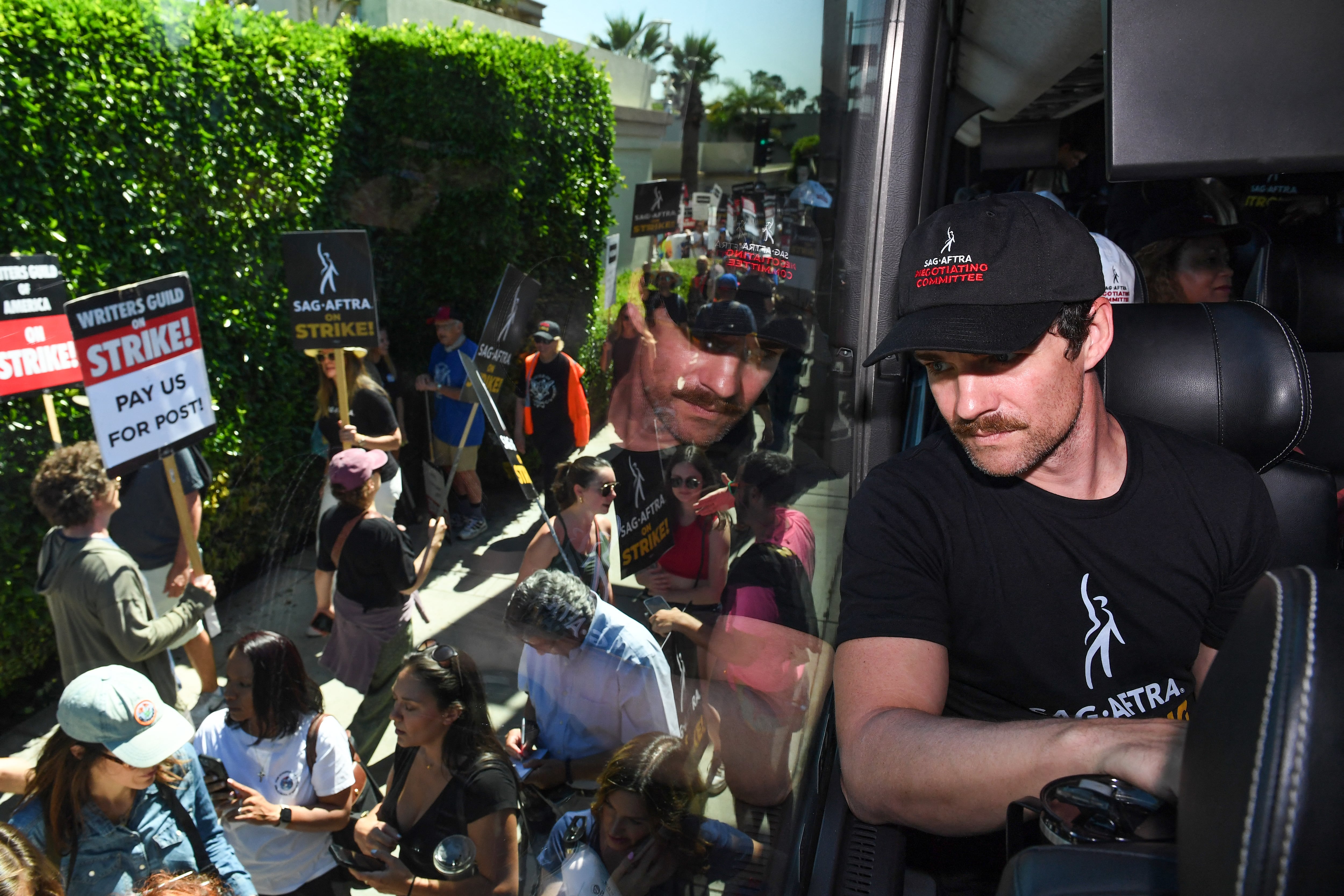 Decenas de miles de actores de Hollywood se declararon en huelga a la medianoche del 13 de julio de 2023, deteniendo efectivamente el gigante negocio del cine y la televisión cuando se unen a los escritores en la primera huelga de toda la industria en 63 años. (Foto de VALERIE MACON / AFP)