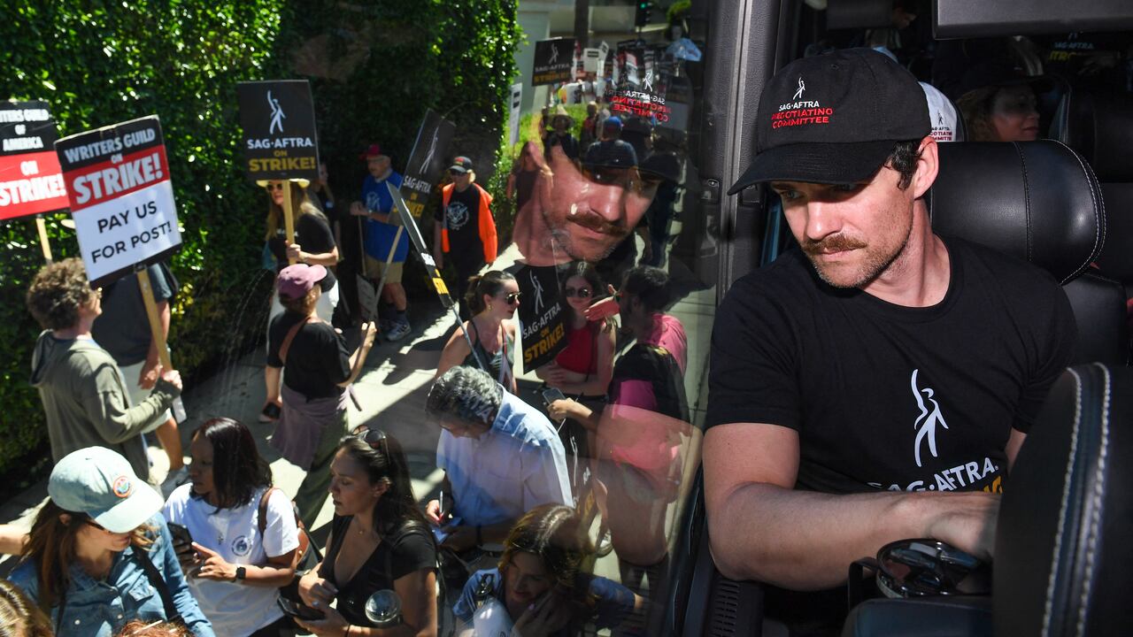 “Podemos decir, con gran orgullo, que este acuerdo es excepcional, con significativos logros y protecciones para guionistas en todos los sectores”, señala la carta.