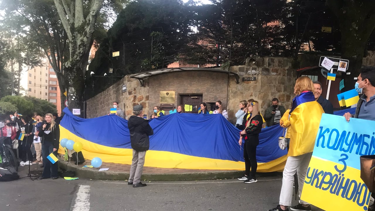 Así se viven las manifestaciones en la embajada de Rusia en Bogotá