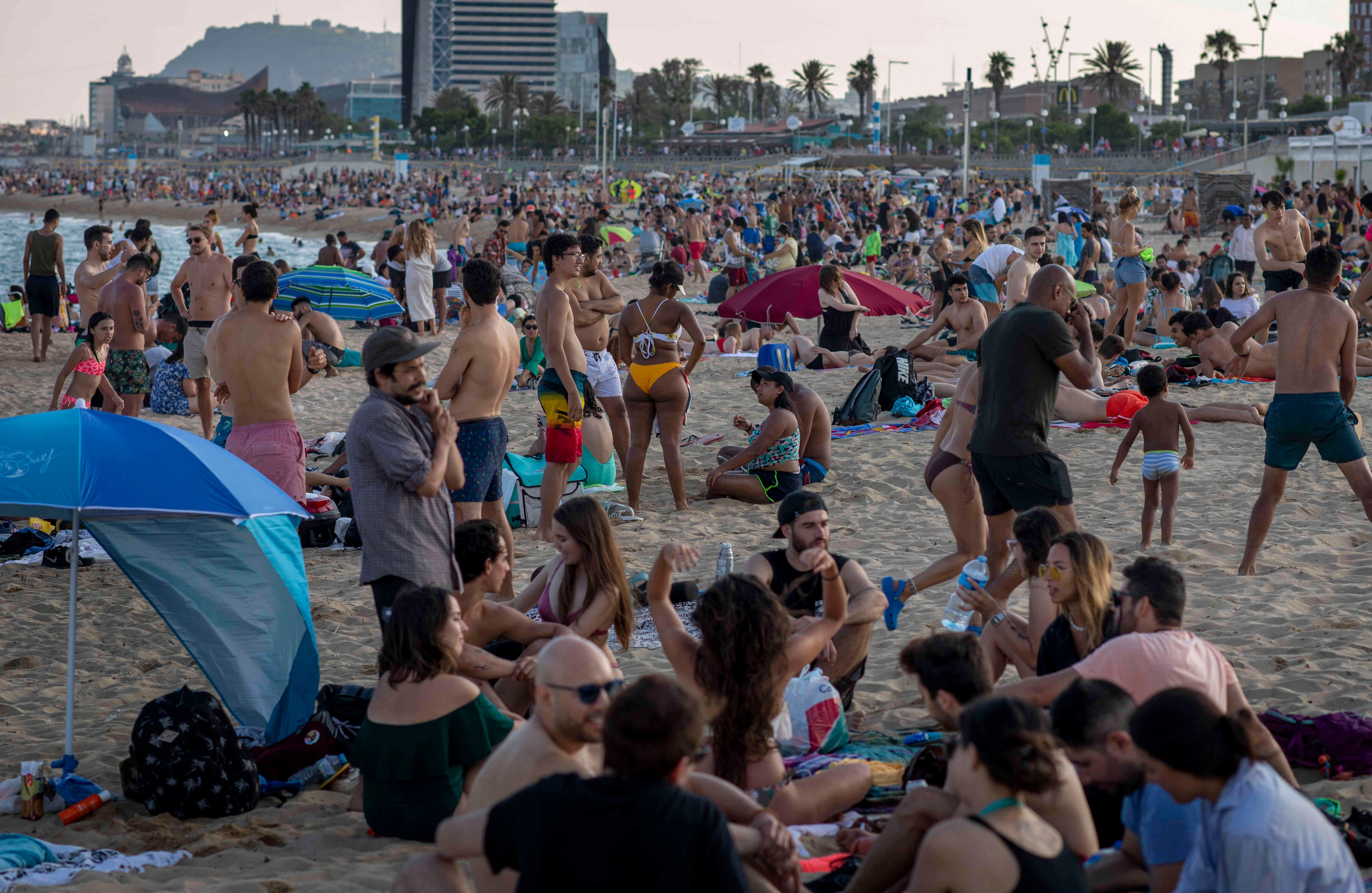 La playa en Barcelona, España, el domingo 21 de junio de 2020. El país puso fin a un estado de emergencia nacional después de tres meses de encierro, permitiendo a sus 47 millones de residentes viajar libremente por primera vez desde el 14 de marzo. España también eliminó una cuarentena de 14 días para los visitantes de Gran Bretaña y los 26 países europeos que permiten viajar sin visa.