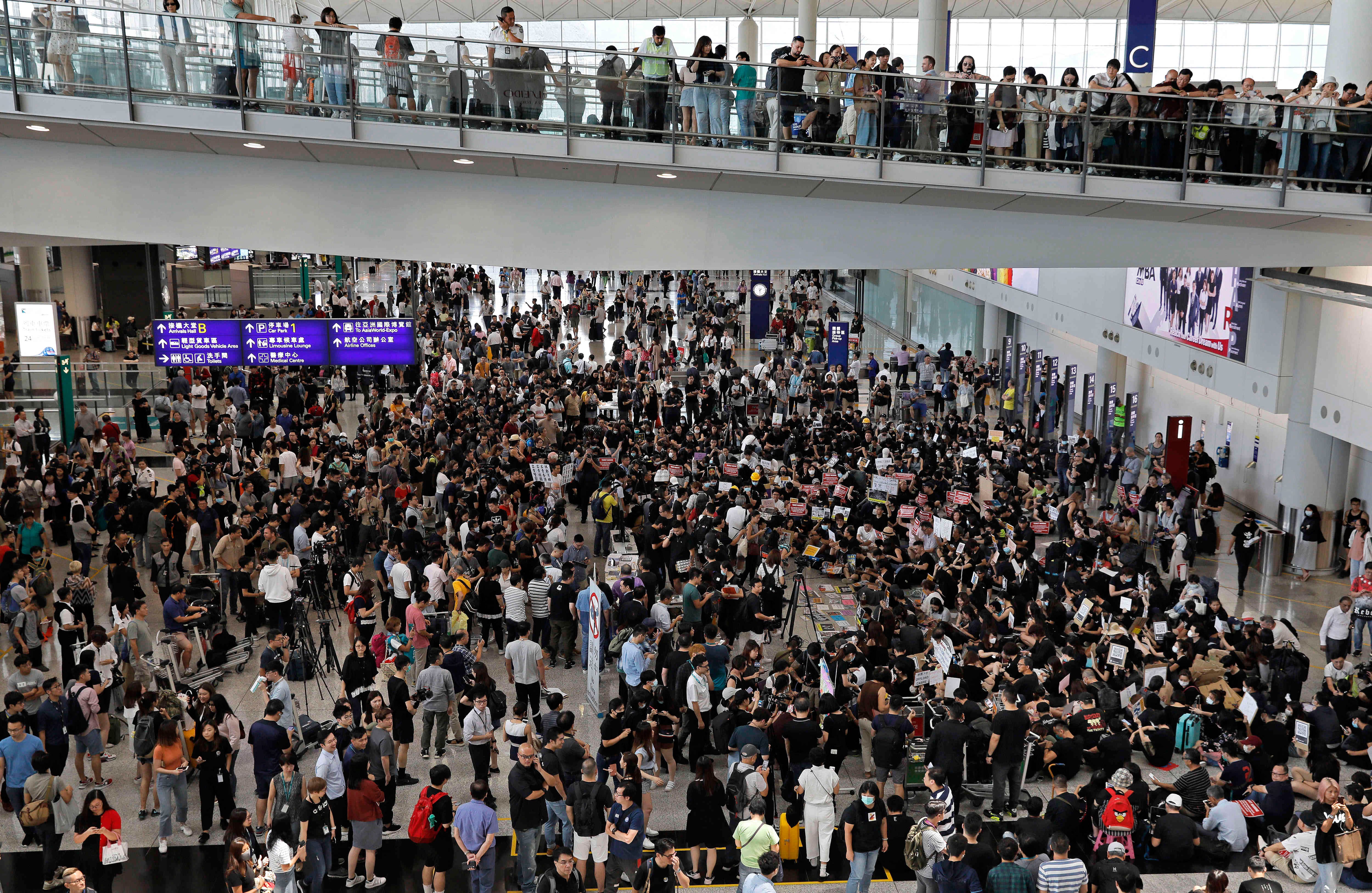 Los auxiliares de vuelo también se unieron a la movilización. Foto: AP 