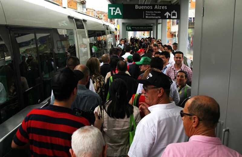 Las personas esperaban con ansias su turno para 'estrenar' el servicio.  / Reportaje gráfico: Pablo Andrés Monsalve
